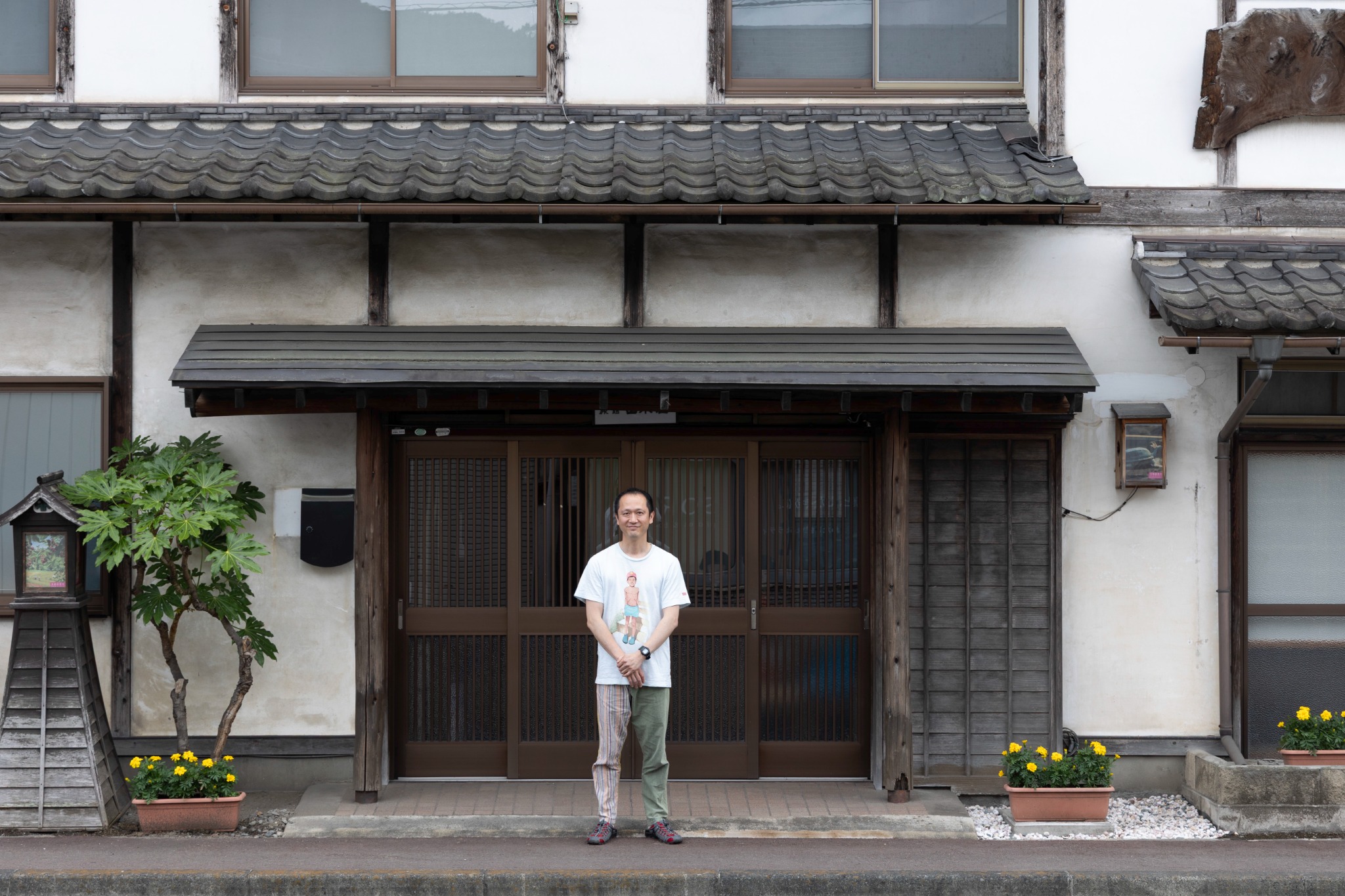旧旅館山木屋の玄関前に立つ運営者