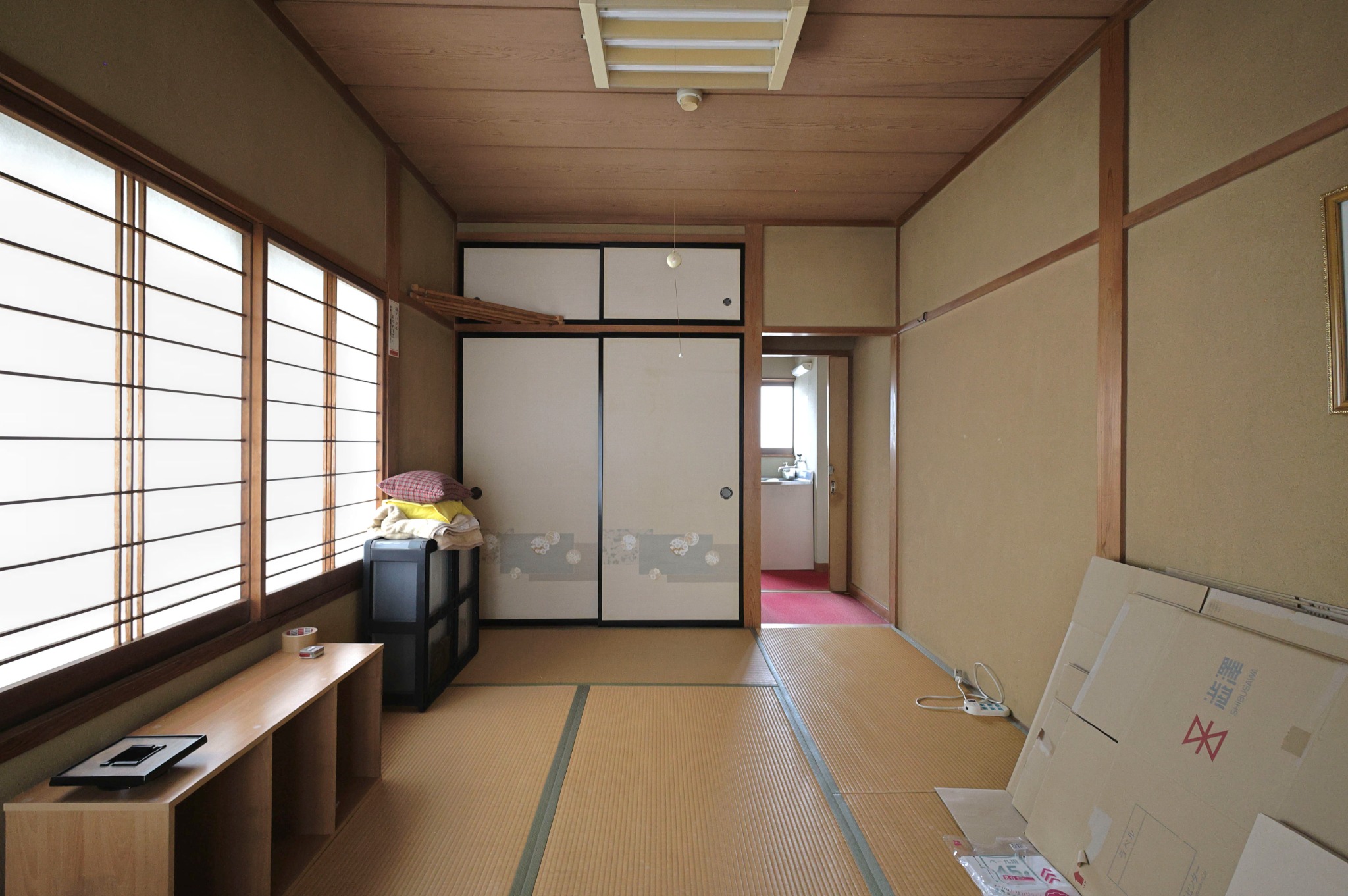 障子窓と押し入れがある和室