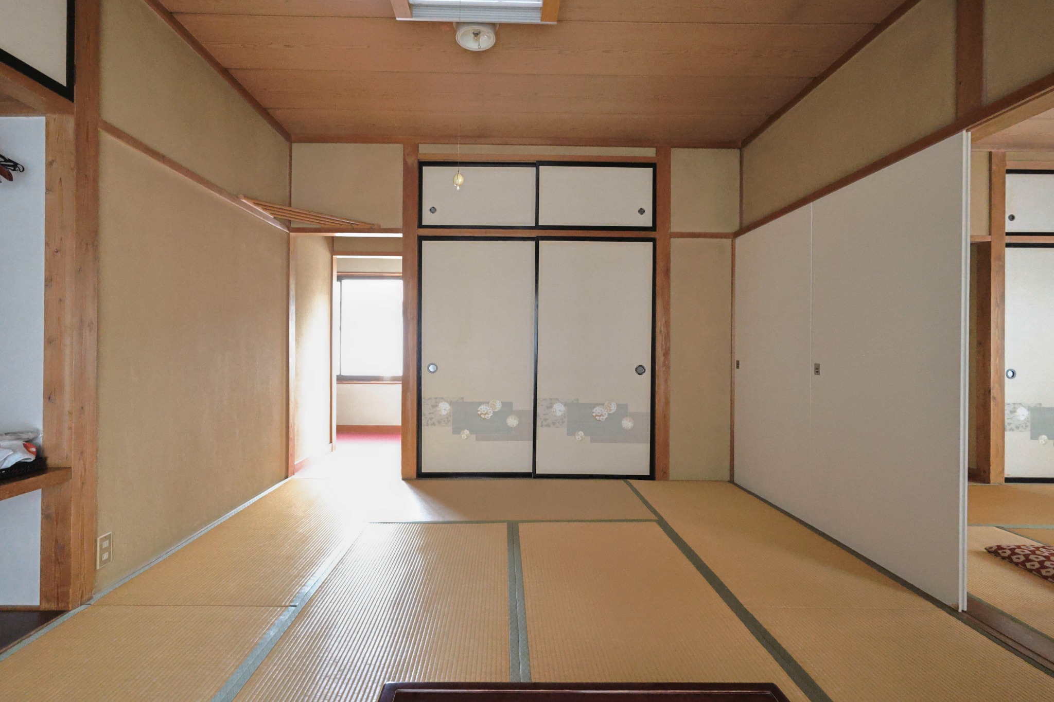 畳の広い客室を正面から見た様子