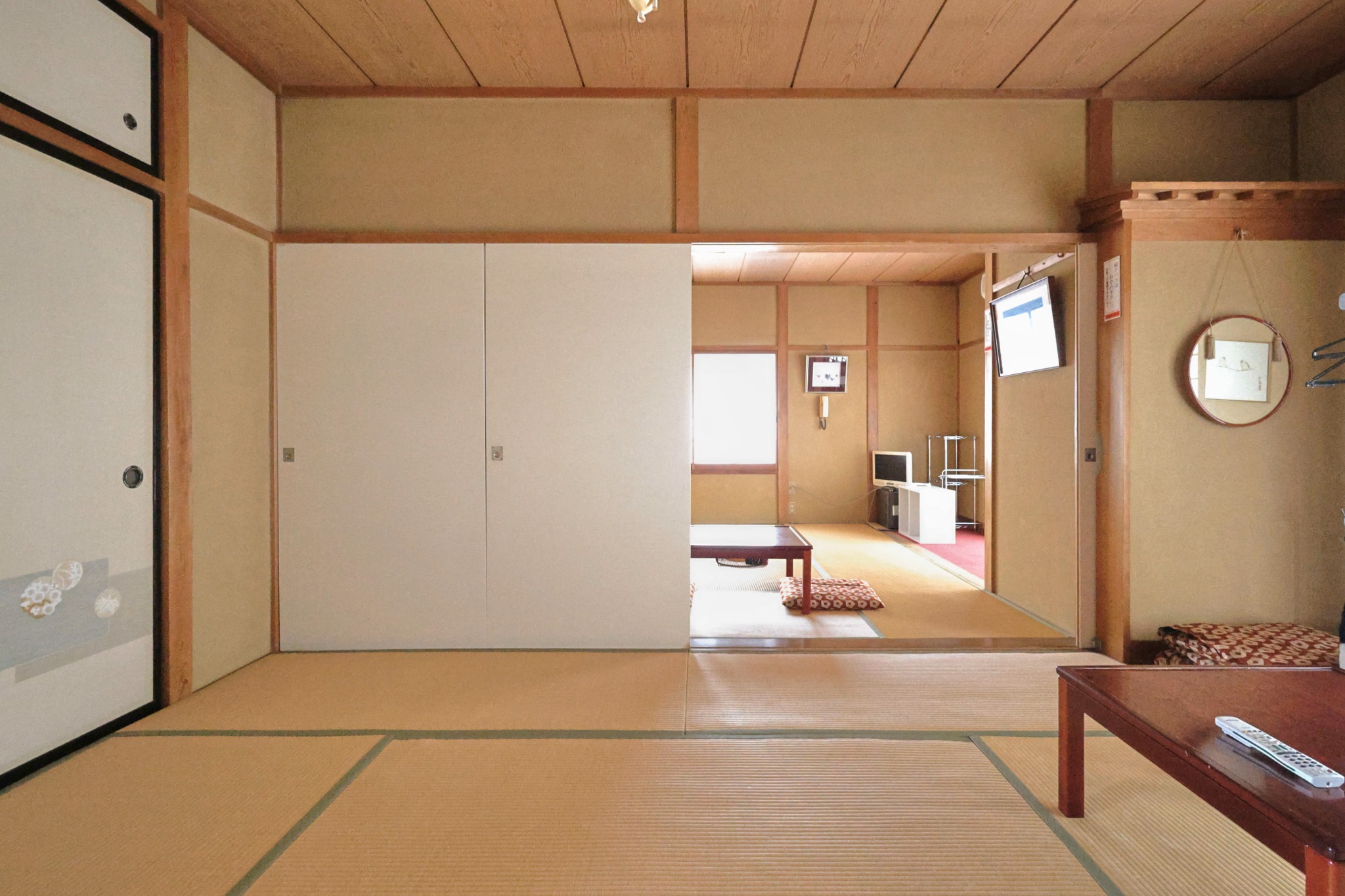 二間続きの和室を見渡す客室