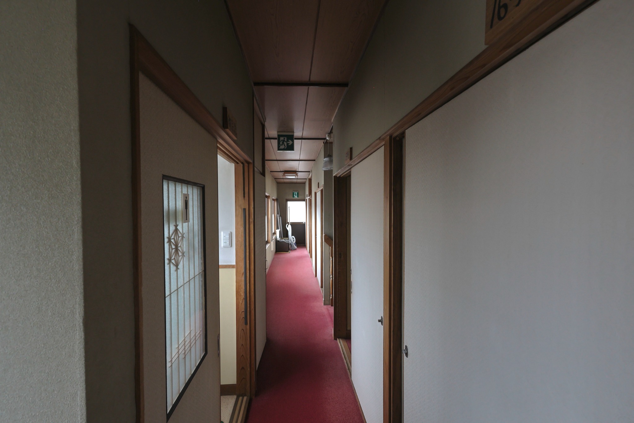 客室が並ぶ長い廊下