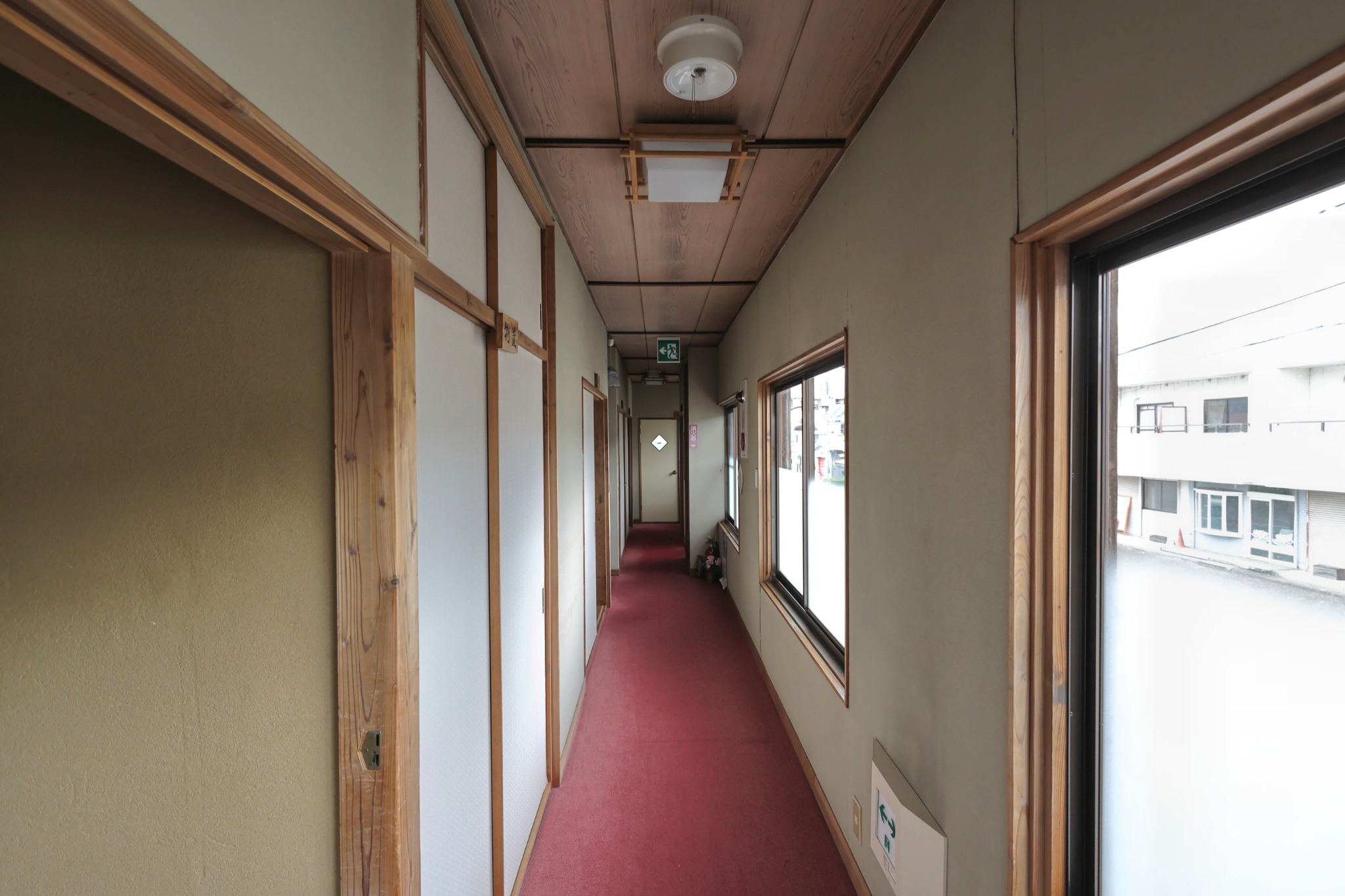 窓が続く客室廊下