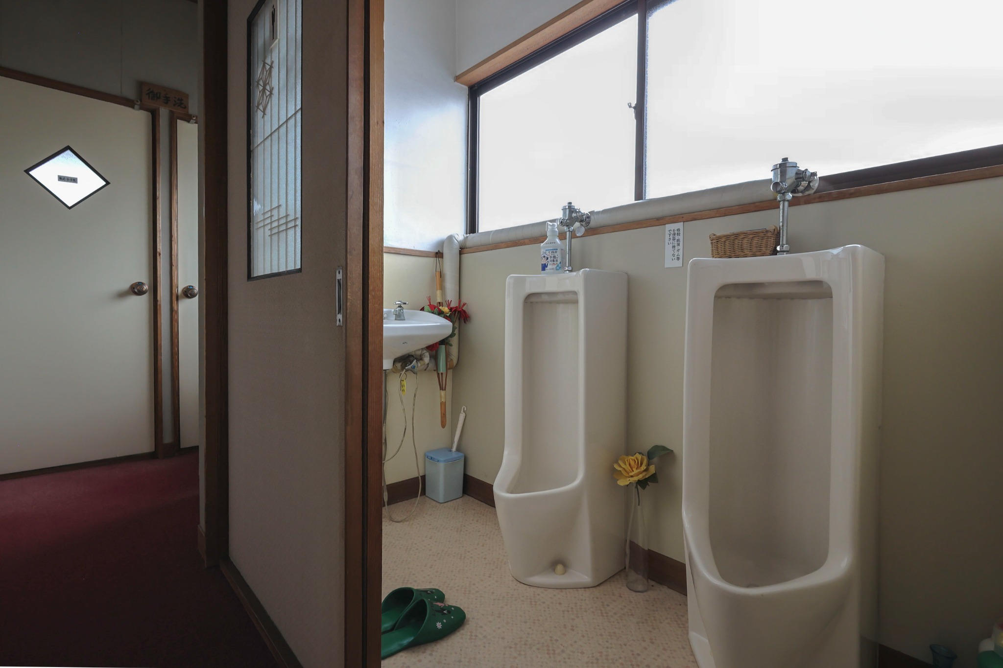 男性用小便器が並ぶ共用トイレ